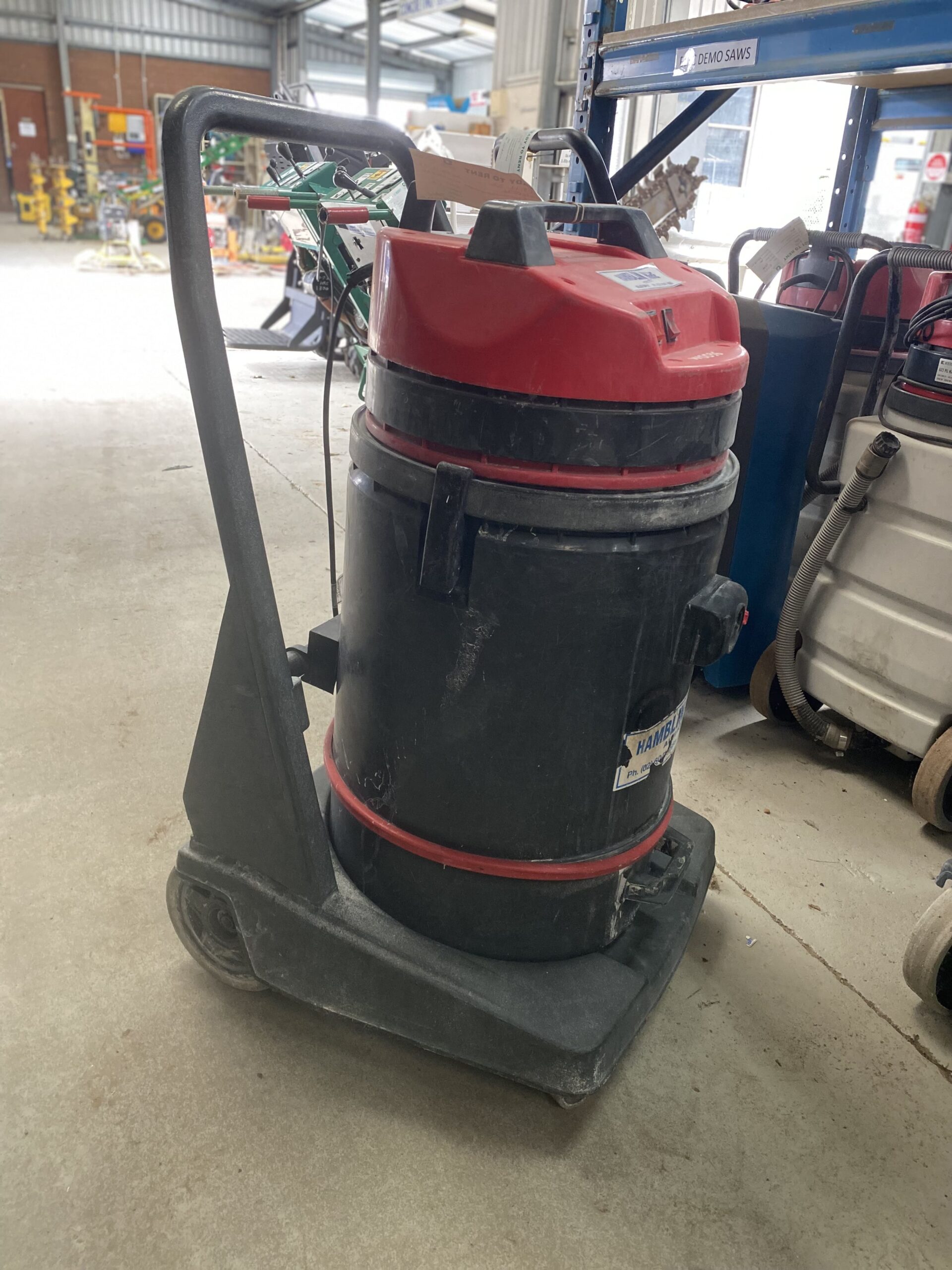 Vacuum Cleaner – Wet & Dry